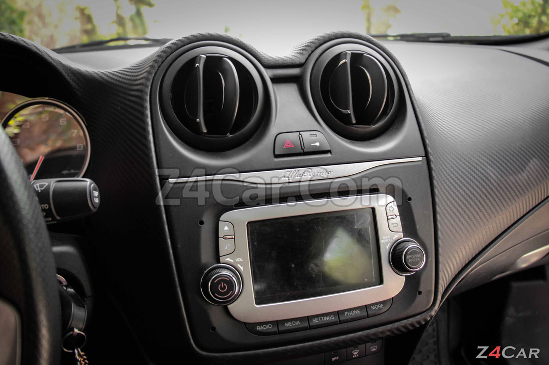 نمایشگر داشبورد آلفارومئو میتو