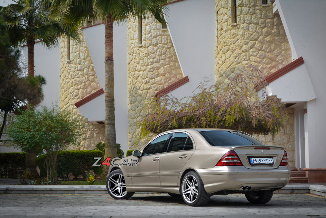 نمای عقب بنز C200 2005