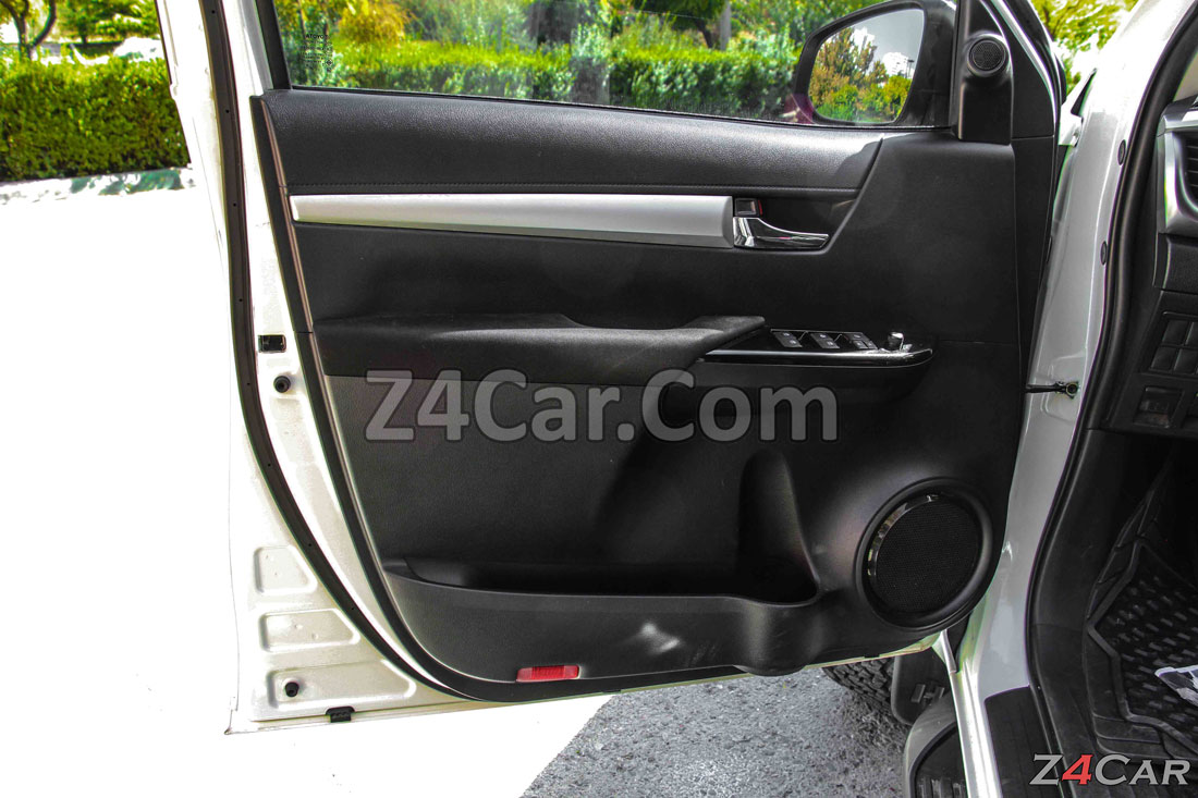 نمای داخلی درب جلو تویوتا هایلوکس 2016