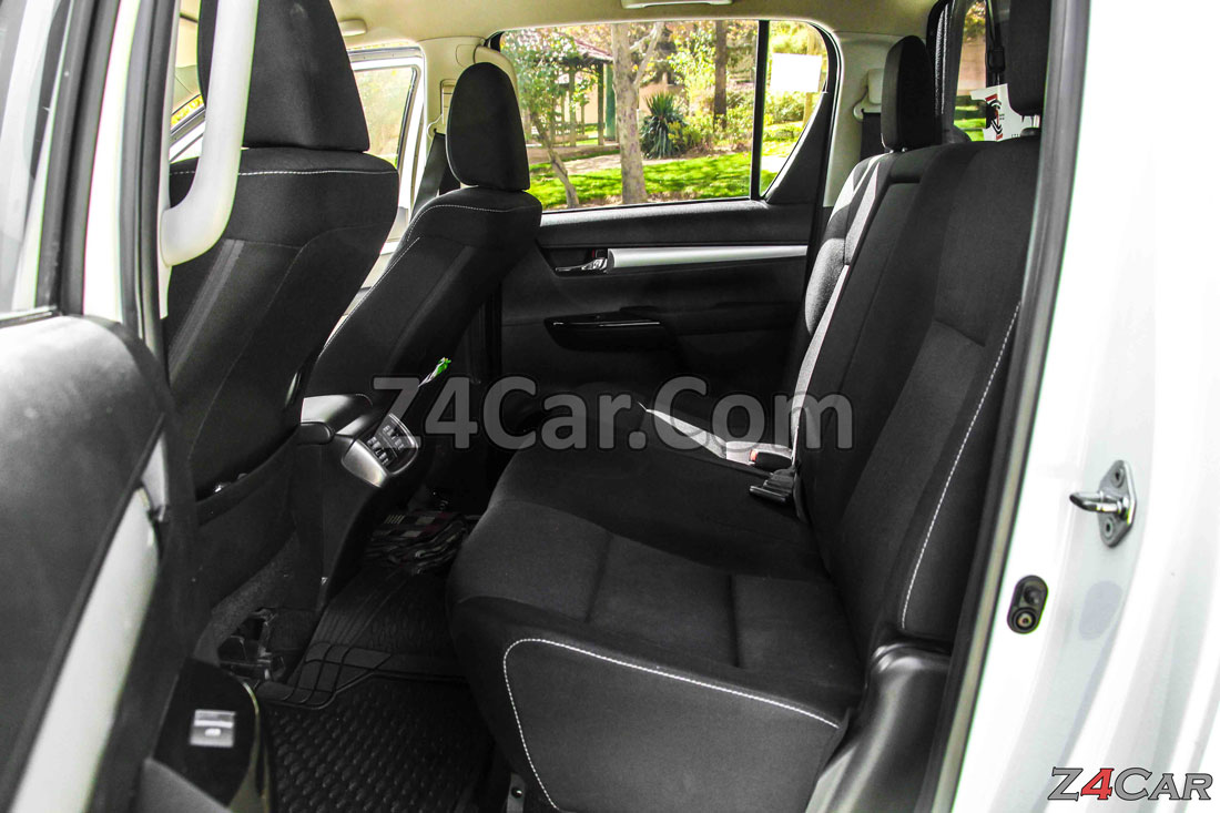 فضای ردیف عقب تویوتا هایلوکس 2016