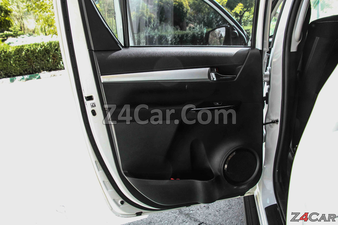 نمای داخلی درب عقب تویوتا هایلوکس 2016