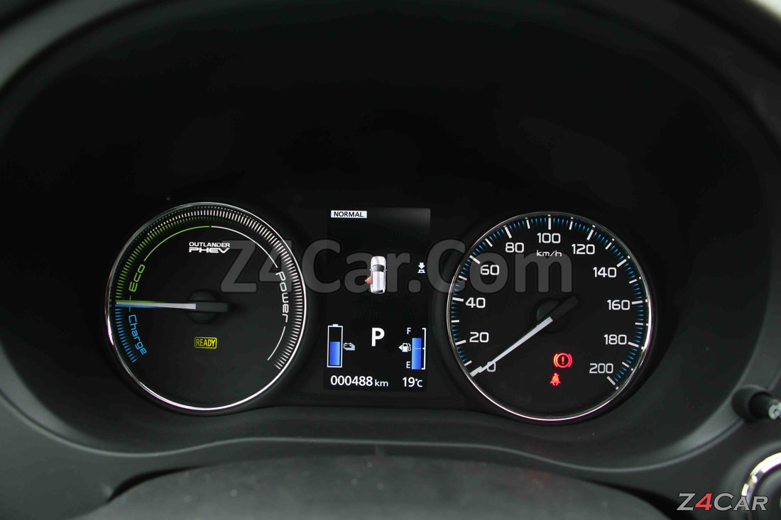 صفحه آمپر و کیلومترشمار میتسوبیشی اوتلندر PHEV