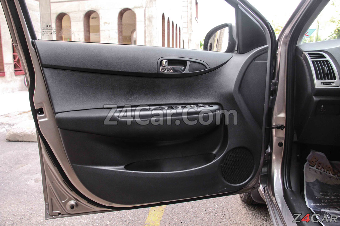 نمای داخلی درب جلو هیوندای i20 2015