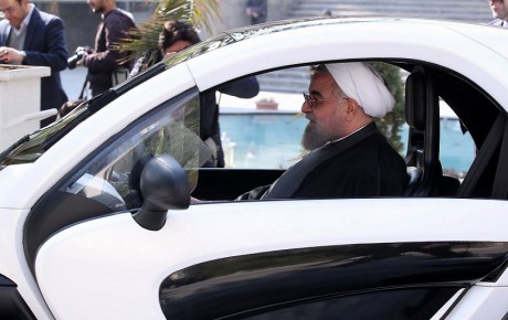 روحانی: تولید خودرو، سکه و تأمین منابع ارزی نسبت به سال گذشته رشد کرده است!