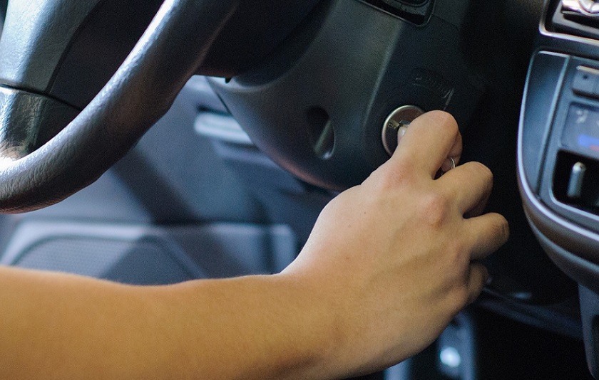 آیا گرفتن کلاچ در زمان روشن کردن خودرو لازم است یا خیر؟