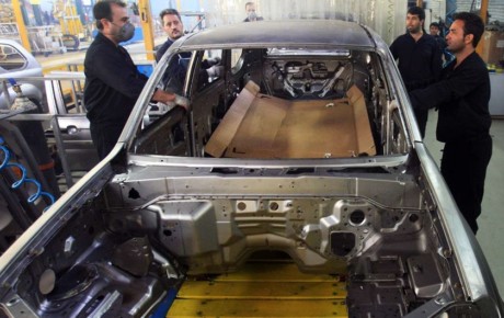 خودروسازان بازار را تشنه نگه می‌دارند و باعث افزایش قیمت‌ها می‌شوند