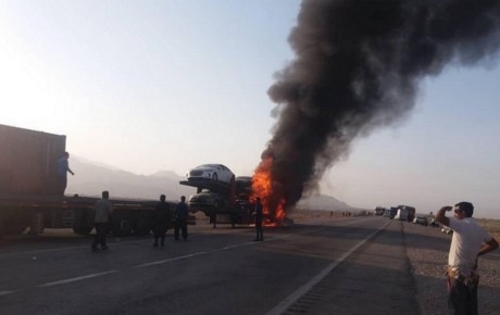 تریلی حامل خودروهای لوکس در بندرعباس دچار آتش سوزی شد + ویدیو