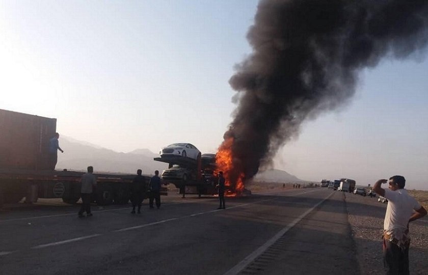 تریلی حامل خودروهای لوکس در بندرعباس دچار آتش سوزی شد + ویدیو