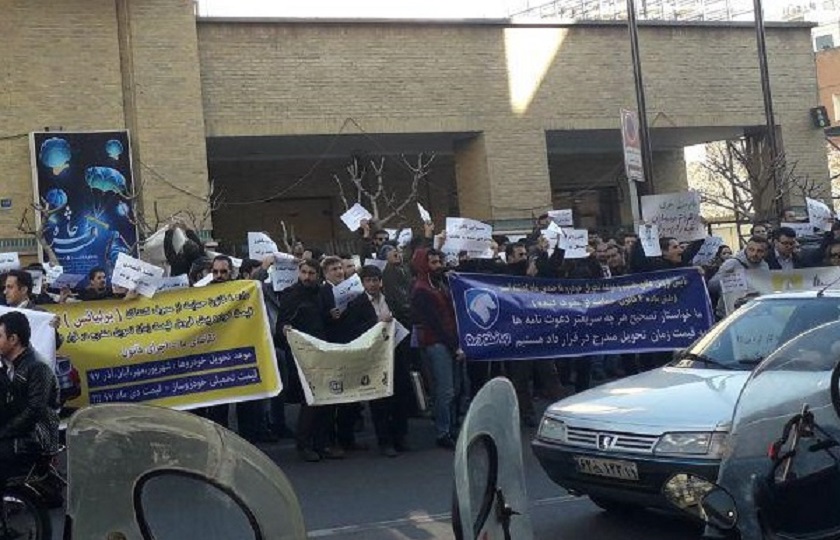 تجمع متقاضیان سایپا و ایران خودرو در مقابل وزارت صنعت + تصاویر