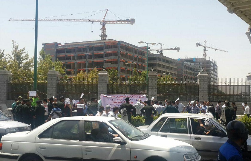 تجمع ثبت نام کنندگان خودرو در مقابل مجلس