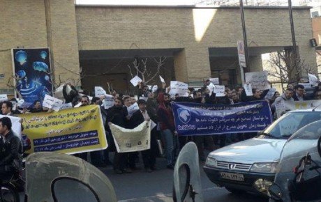 تجمع متقاضیان سایپا و ایران خودرو در مقابل وزارت صنعت + تصاویر