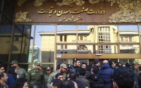 اعتراض مشتریان کرمان موتور در مقابل ساختمان وزارت صنعت