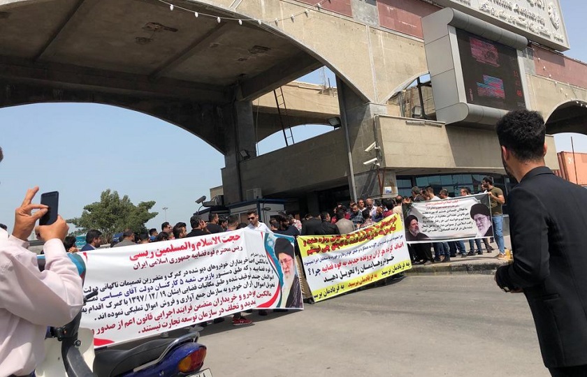 تجمع عده‌ای به دلیل ترخیص نشدن خودروهای وارداتی در بوشهر