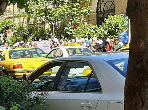 تجمع خریداران برلیانس گروه پارس خودرو مقابل وزارت صنعت