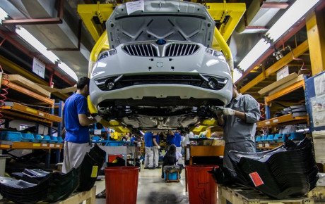 ورود نظامیان به صنعت خودرو برای جبران ضعف خودروسازان است