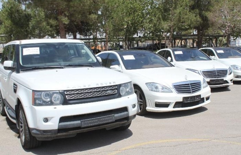 خودروهای لوکس قاچاق همچنان در انبار امو‌ال تملیکی نگهداری می‌شوند