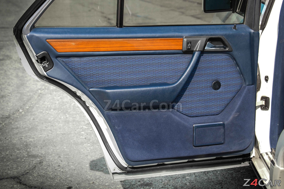 نمای داخلی درب عقب بنز W124