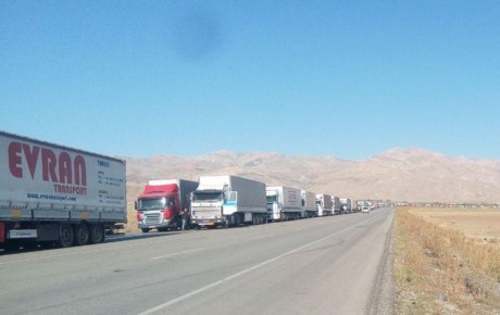 صف ۱۲ کیلومتری کامیون ها در مرز ترکیه