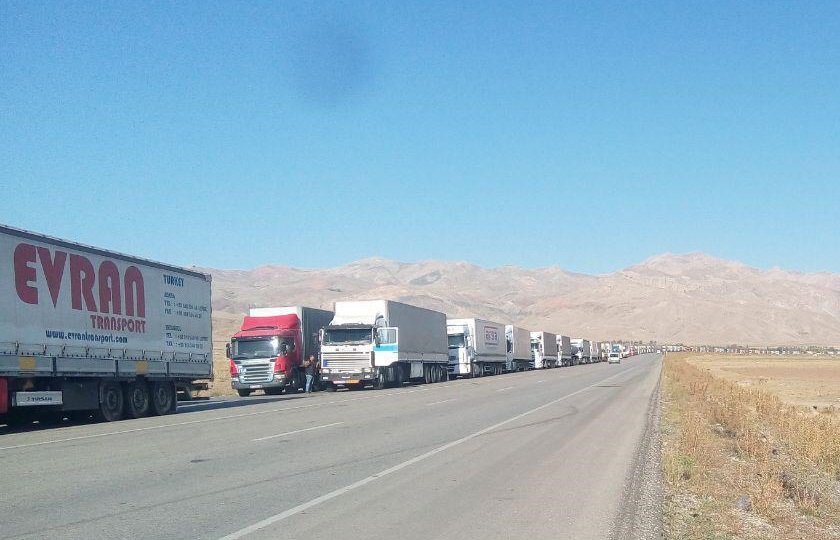 صف 12 کیلومتری کامیون ها در مرز ترکیه