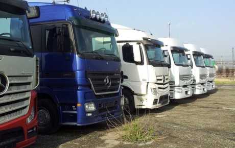 توقف کامیون‌های ۳ سال ساخت در گمرک