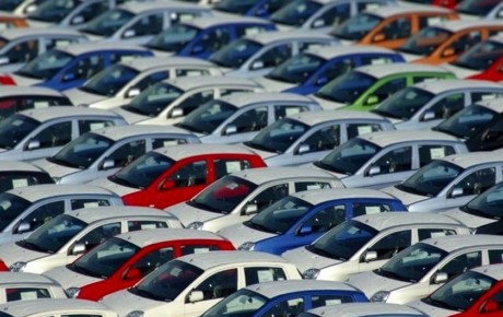 بررسی حاشیه‌های توقف واردات خودرو