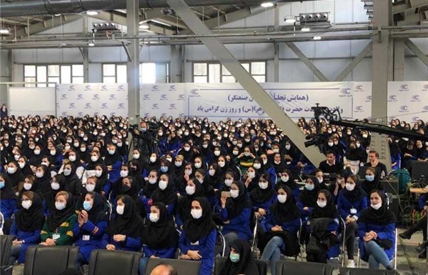برگزاری همایش تجلیل از بانوان صنعتگر خانواده کروز