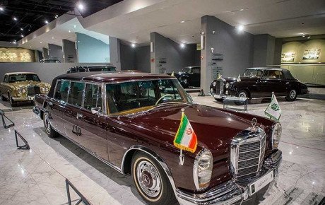 بازدید وزیر میراث فرهنگی از خودروهای تاریخی نمایشگاه گردشگری