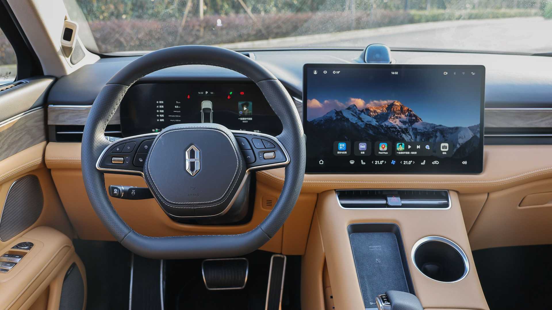 نمای داخلی هواوی آیتو M5 گروه بهمن