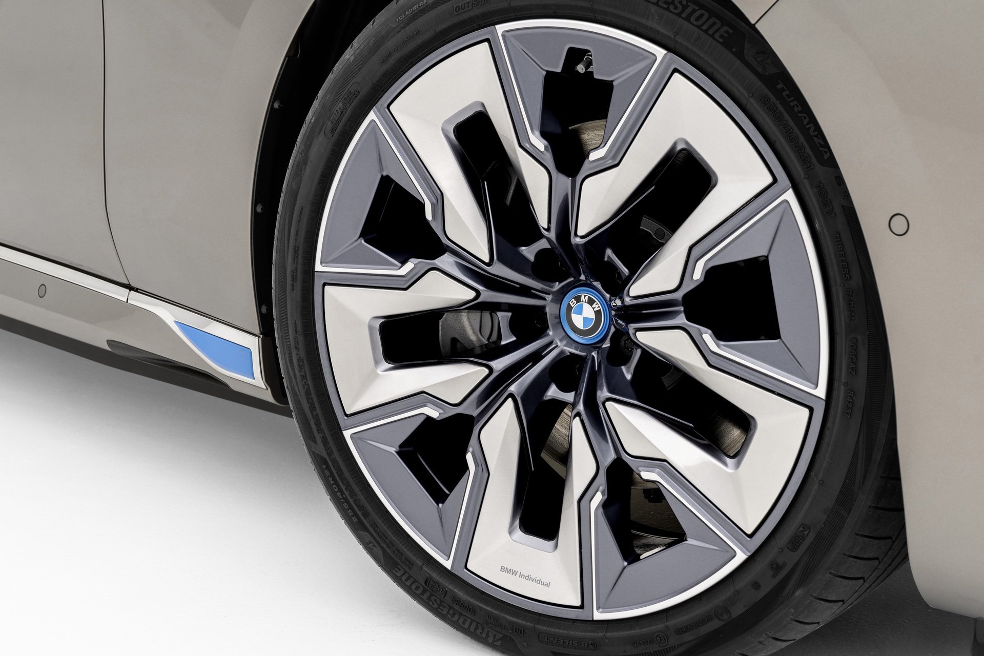 بی ام و 2023 i7