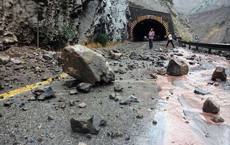 سه زخمی در ریزش سنگ جاده چالوس