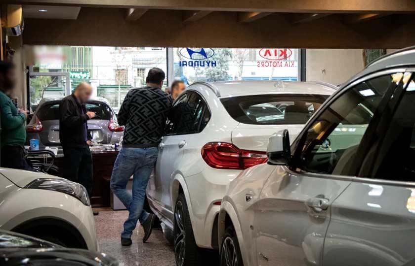 مخالفان واردات خودرو، لوکس سوار هستند