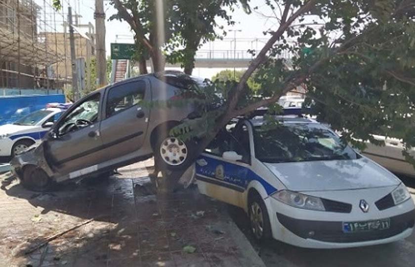 تصادف عجیب پژو 206 با خودروی پلیس