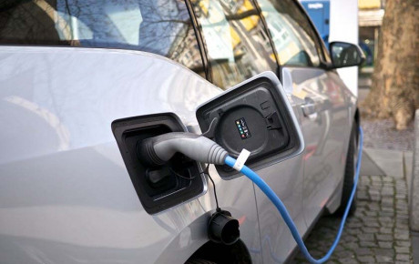 دولت با ایجاد محدودیت‌ تعرفه‌ ای و قیمتی مانع عرضه خودروهای برقی است