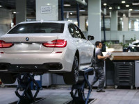 خودروهای وارداتی در نمایندگی های مجاز و تعمیرگاه های مستقل زمین گیر شده اند