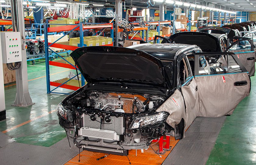 معمای صنعت خودروی ایران؛ زیان‌ده، انحصاری و گرفتار در نوسانات