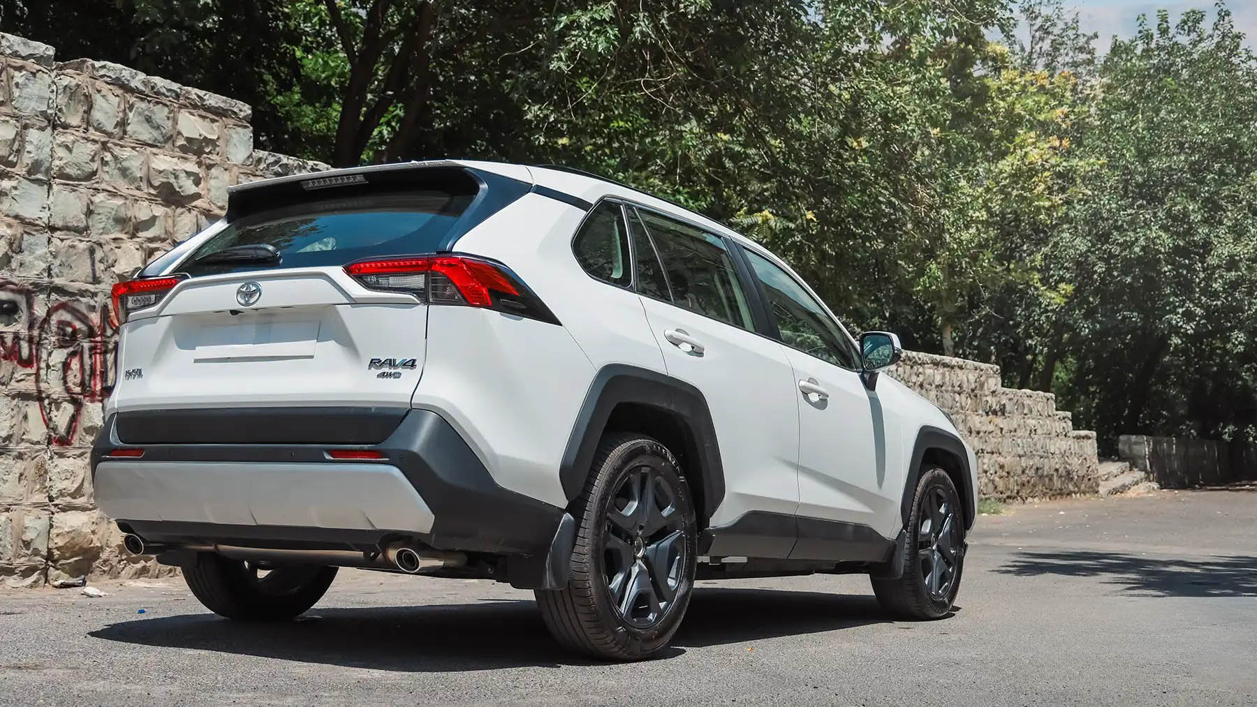 نمای عقب تویوتا راوفور 2025