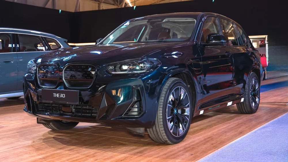 نمای جلو بی ام و iX3