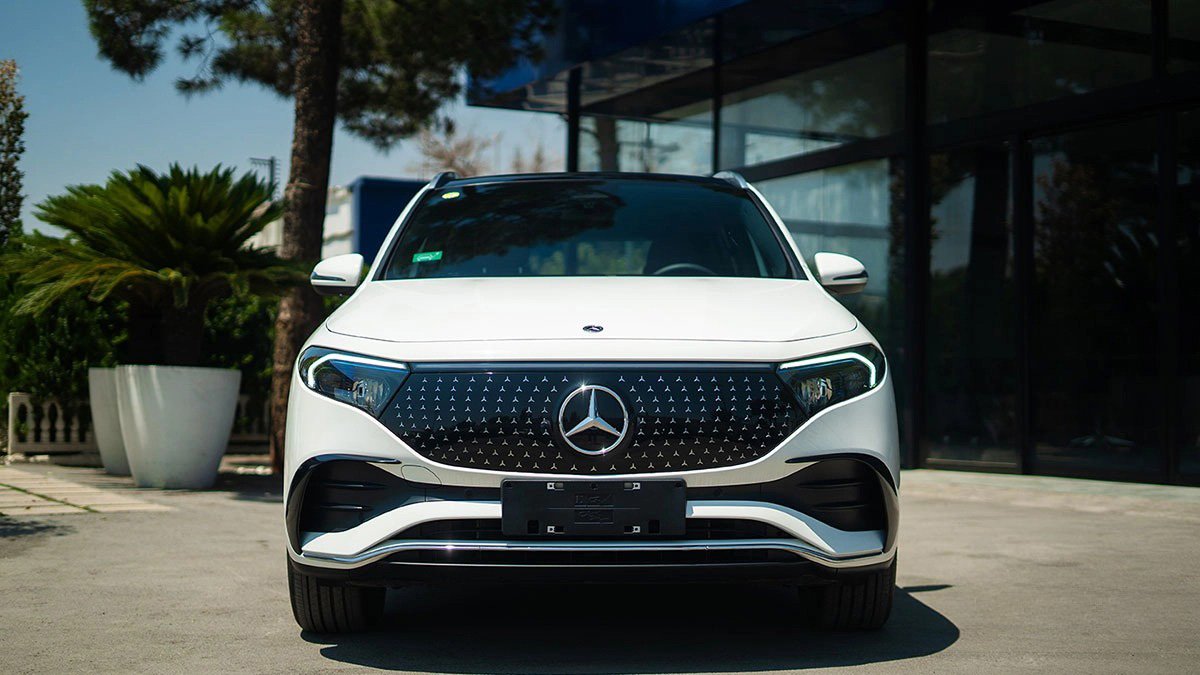 نمای جلو بنز EQA 260