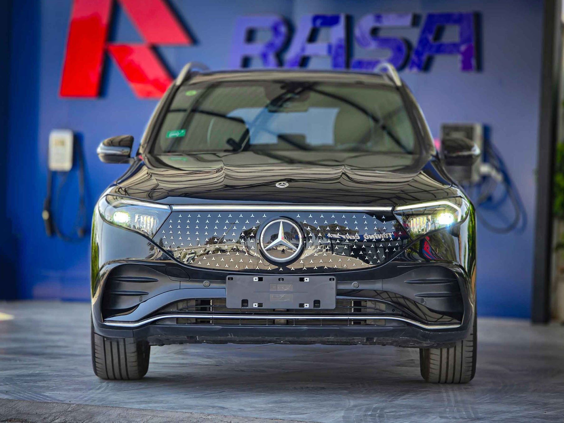 نمای جلو بنز EQB 260