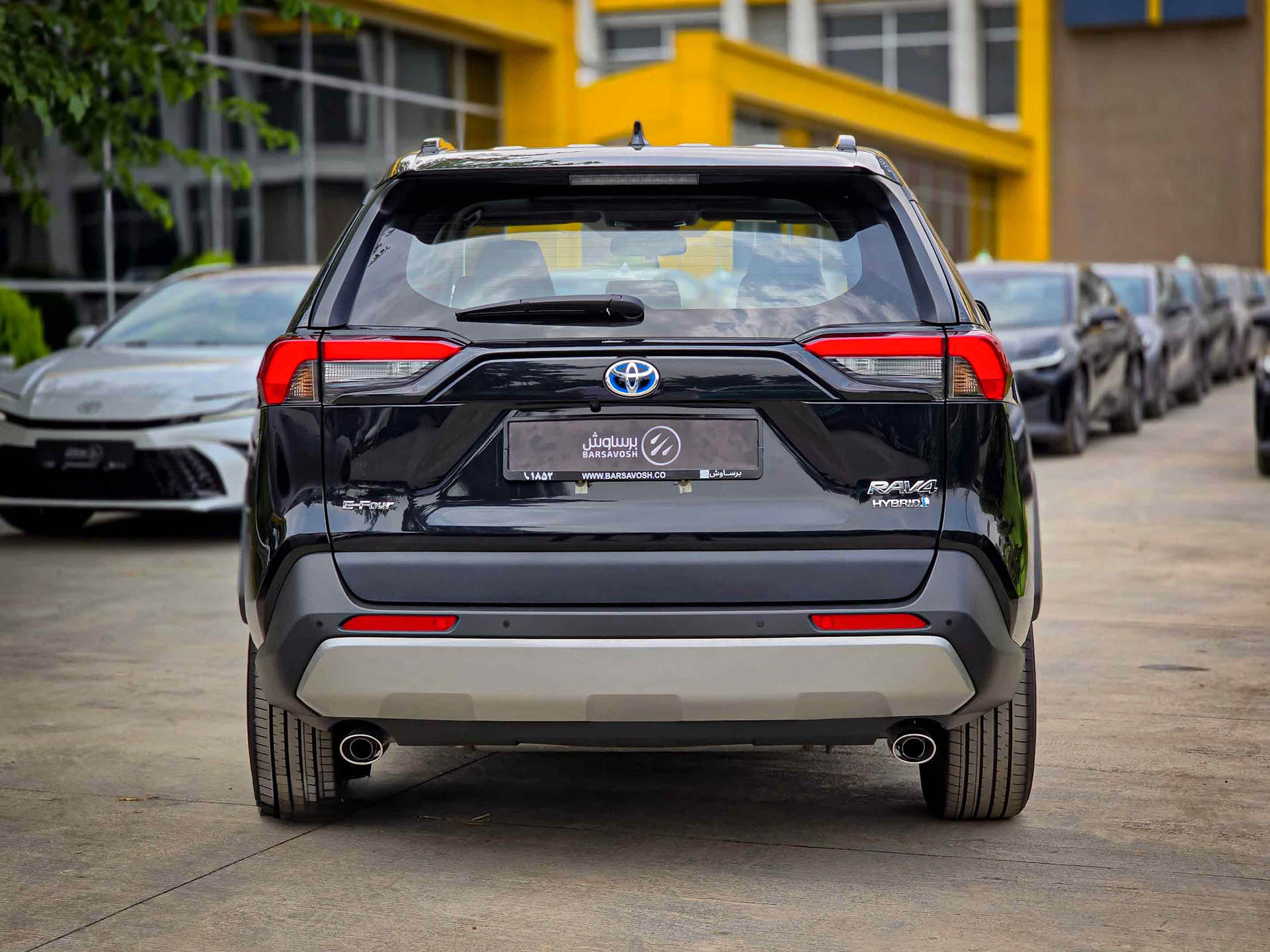 نمای عقب تویوتا راوفور هیبریدی 2024 2025