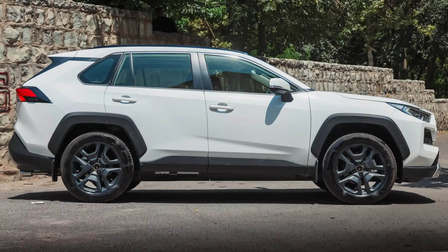 نمای جانبی تویوتا راوفور 2025