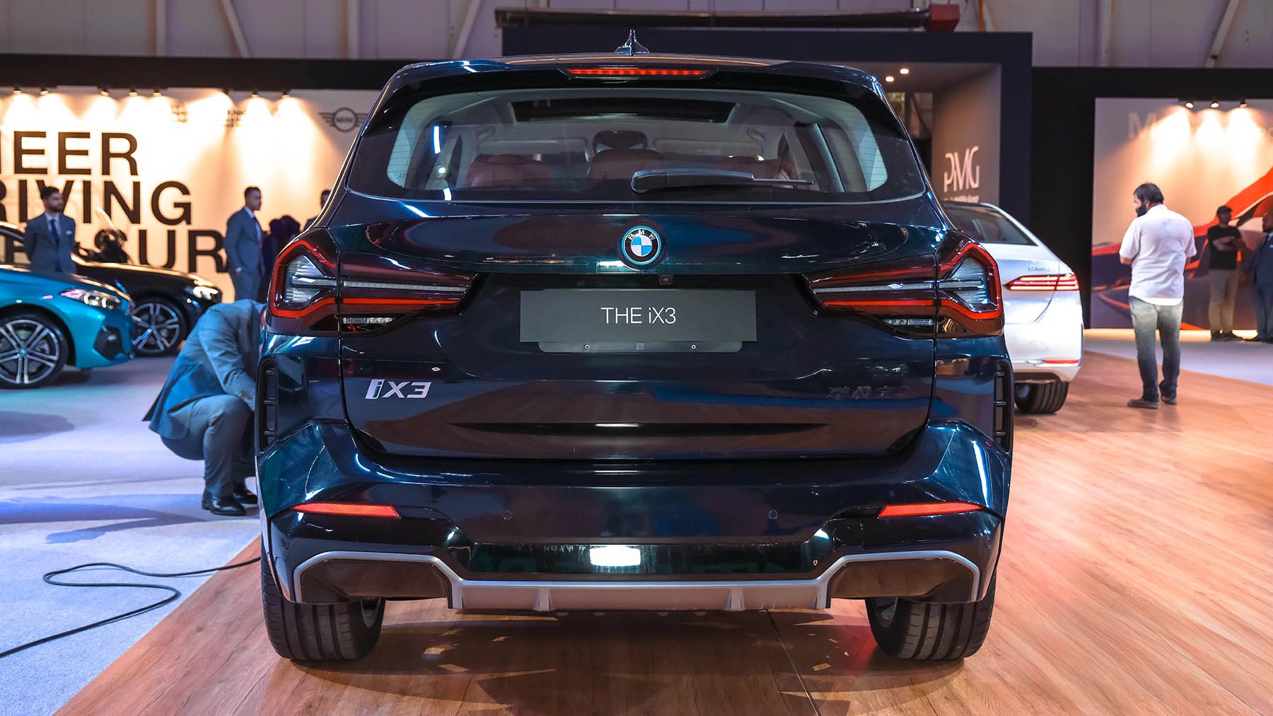 نمای عقب بی ام و iX3