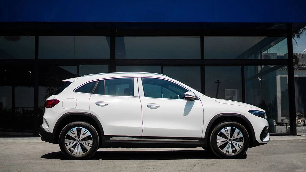 نمای جانبی بنز EQA 260