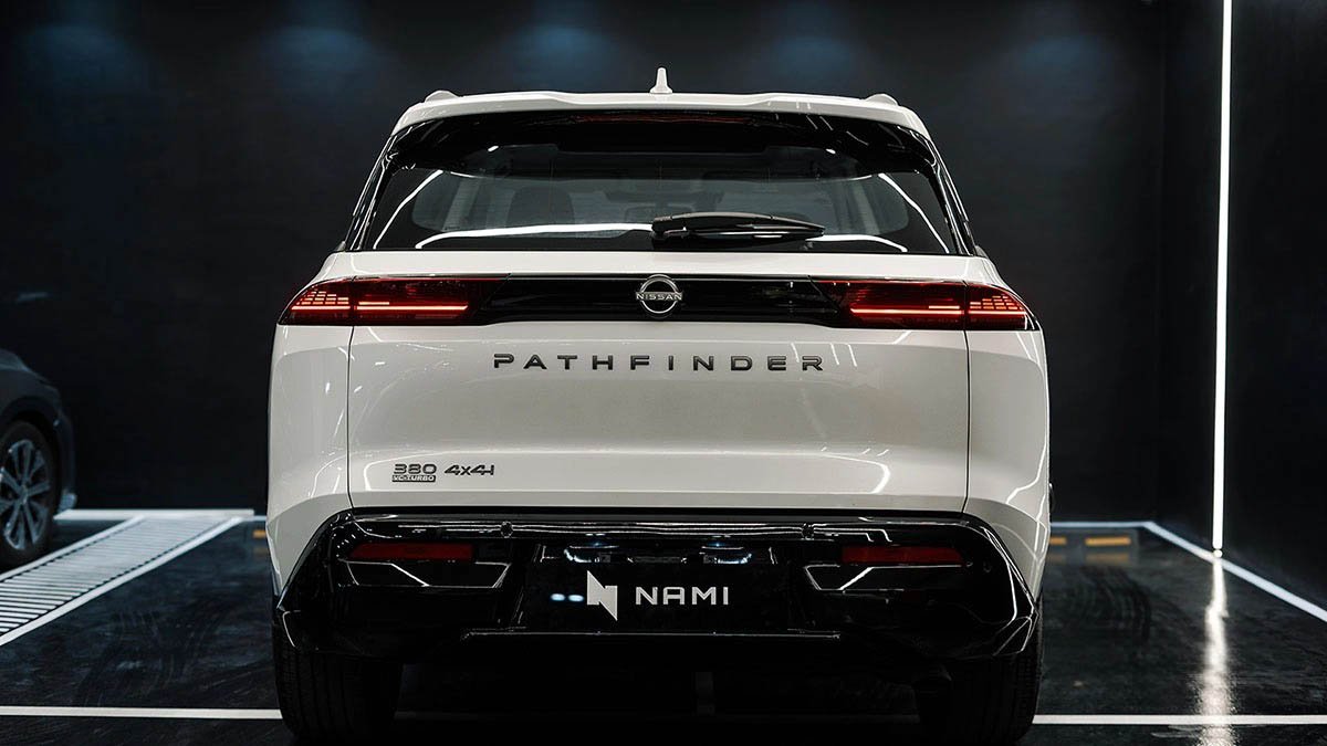 نمای عقب نیسان پت فایندر 2025