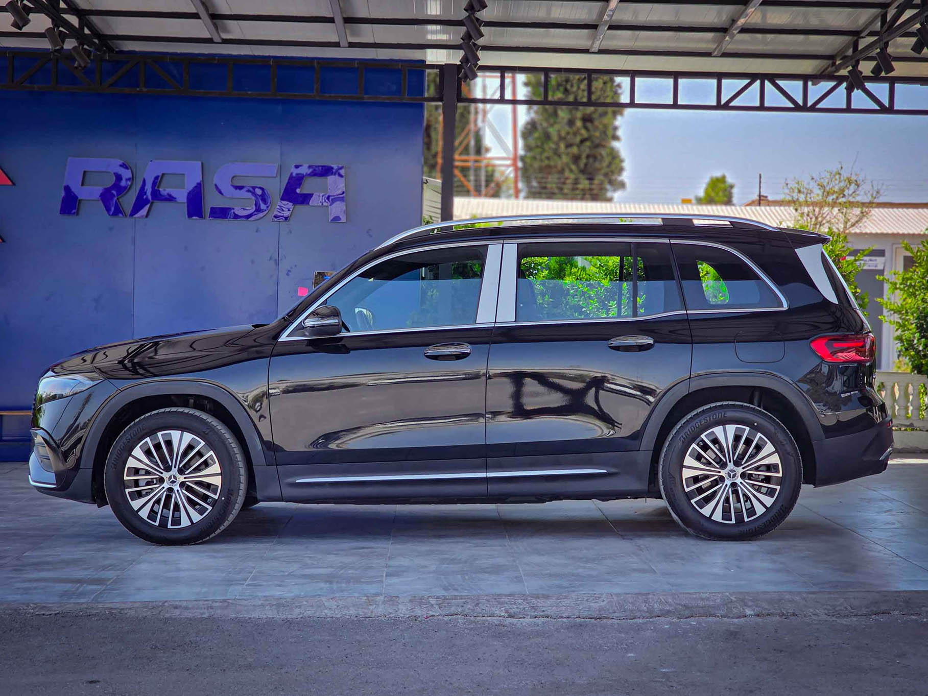 نمای جانبی بنز EQB 260