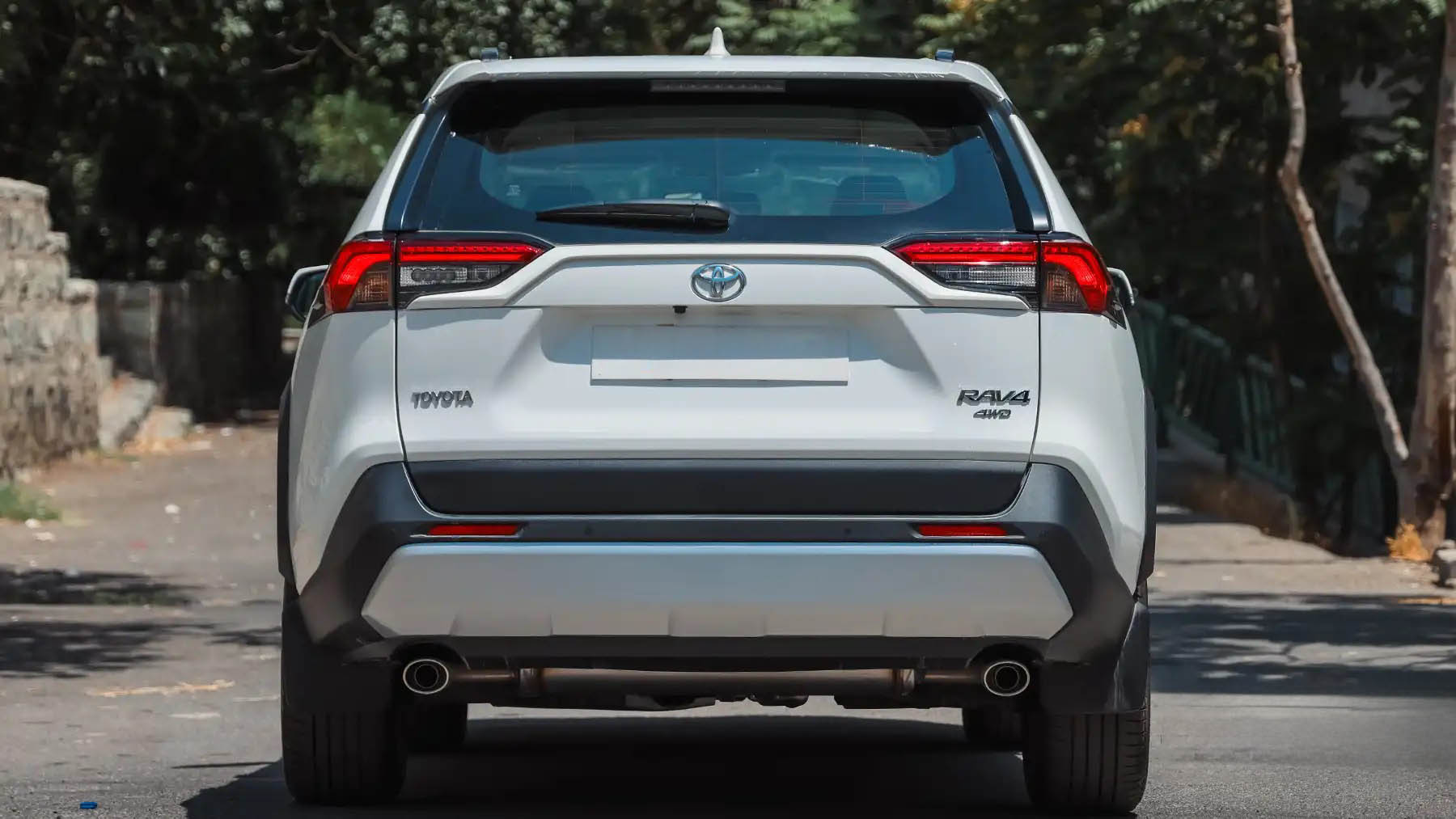 نمای عقب تویوتا راوفور 2025