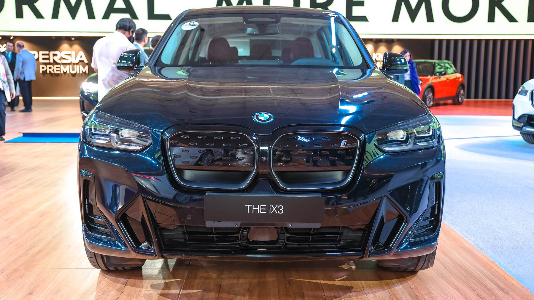 نمای جلو بی ام و iX3