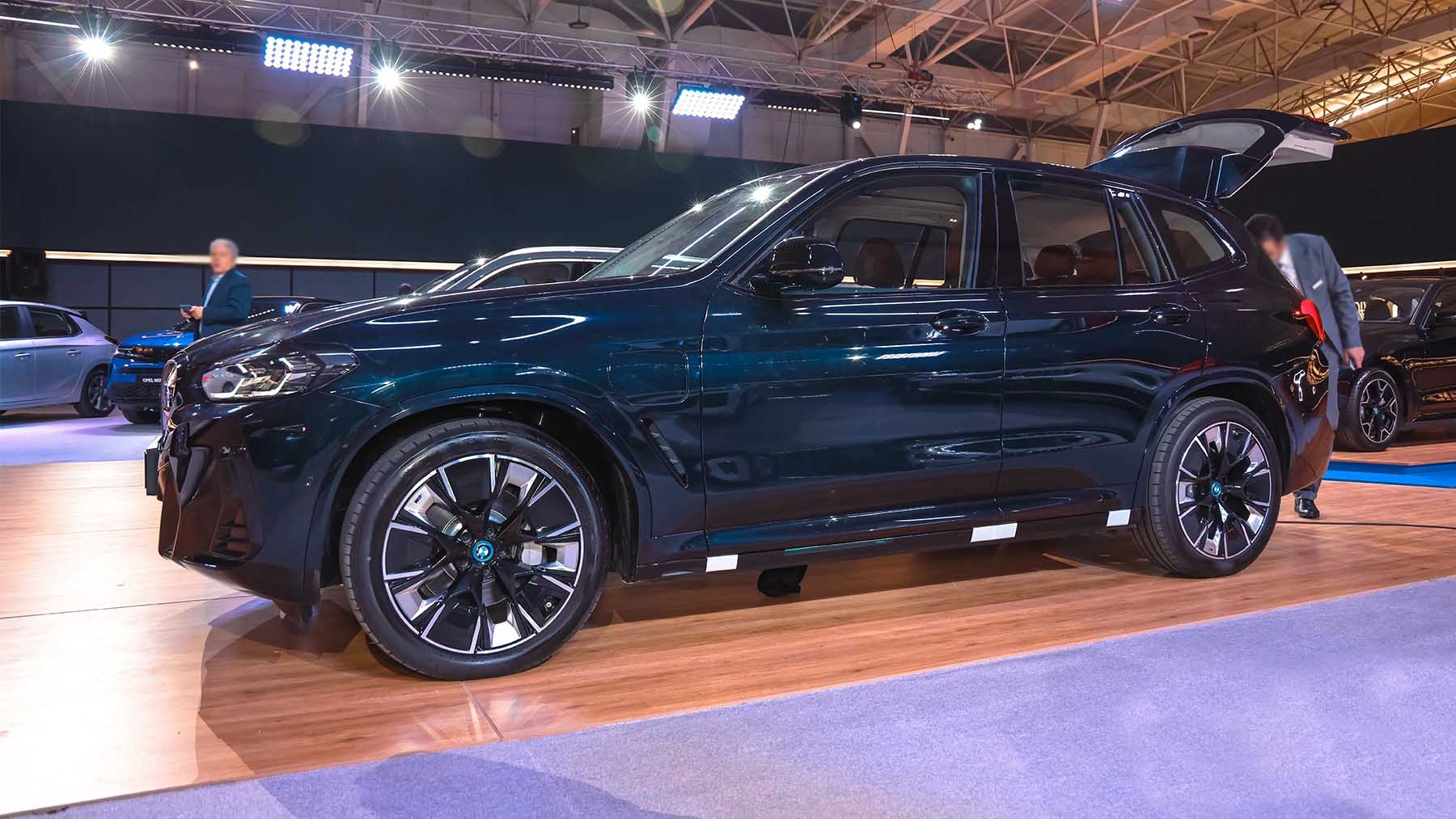 نمای جانبی بی ام و iX3