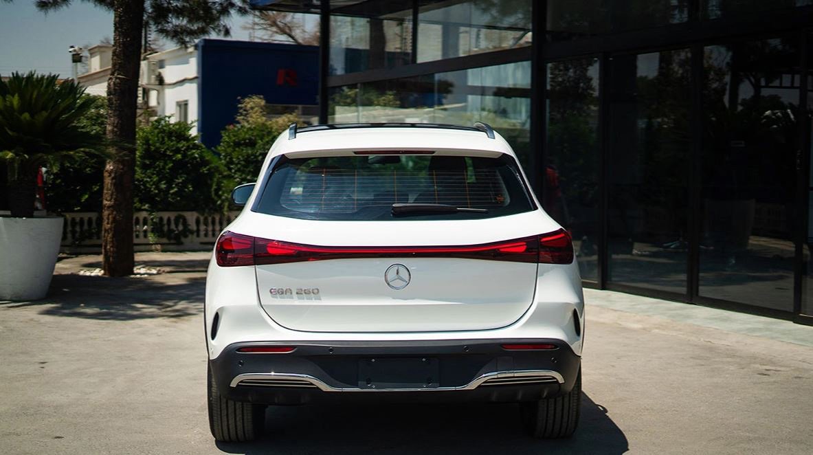 نمای عقب بنز EQA 260