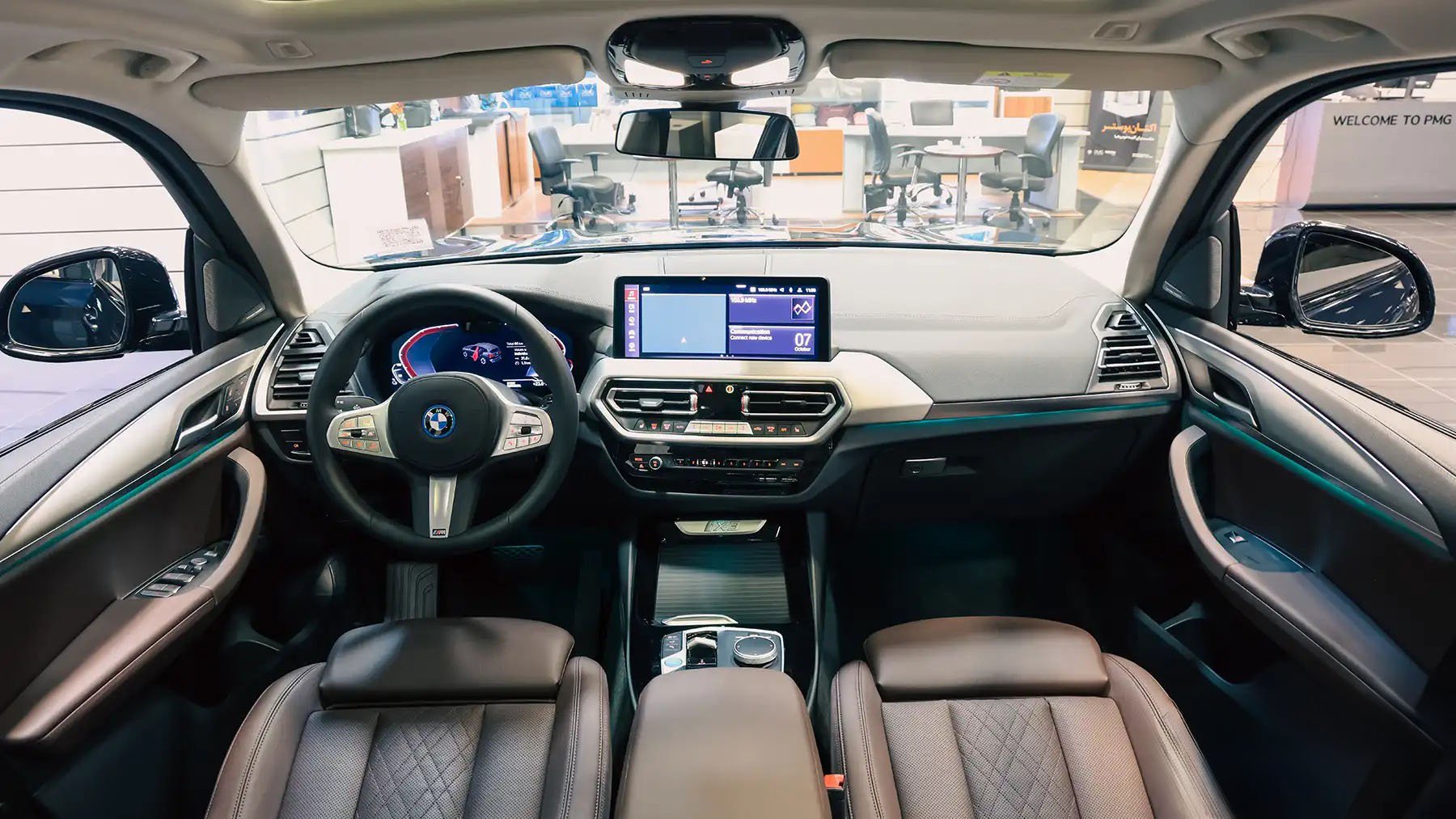 نمای داخل بی ام و iX3
